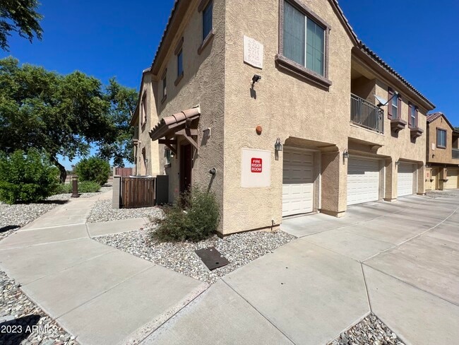 Building Photo - 2910 E Dunbar Dr