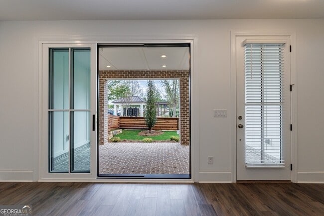 Building Photo - 10744 Davis Dr