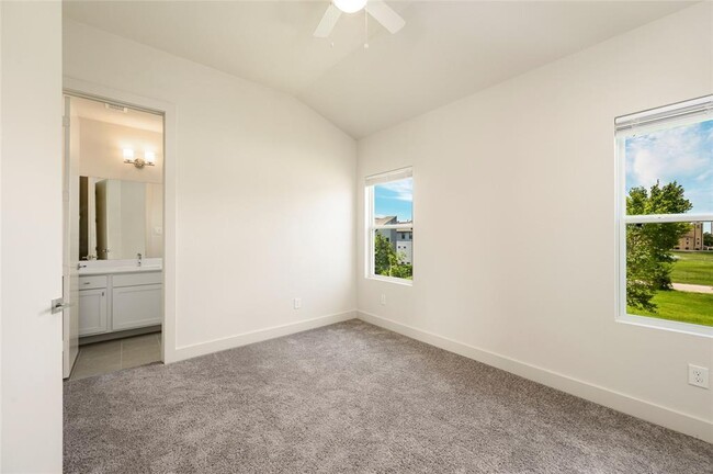Building Photo - 2110 Live Oak St