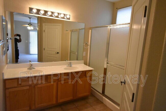 Building Photo - 1133 E Jade Dr