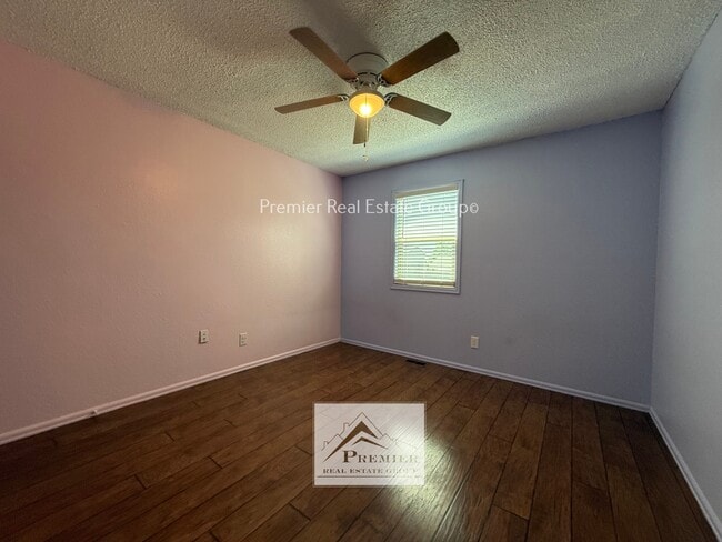 Building Photo - 854 Daffodil St