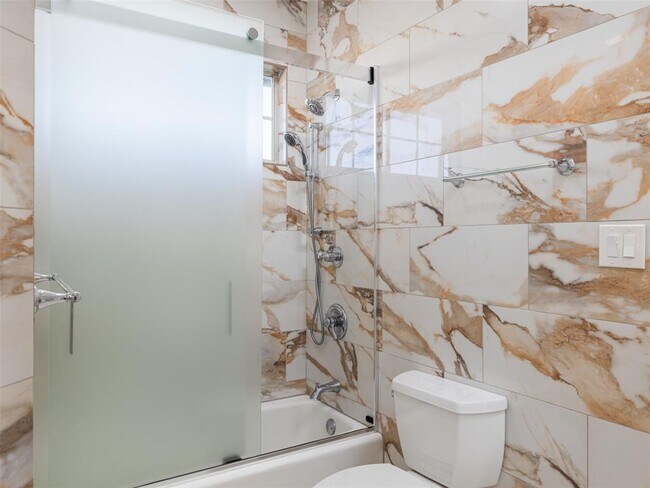 Building Photo - 9805 Big View Dr