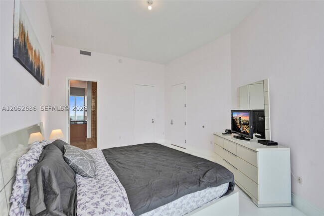 Building Photo - 16001 Collins Ave