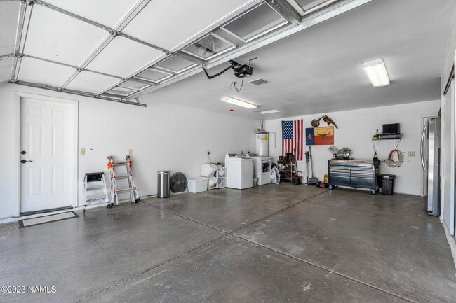 Building Photo - 1061 W Morse Ave