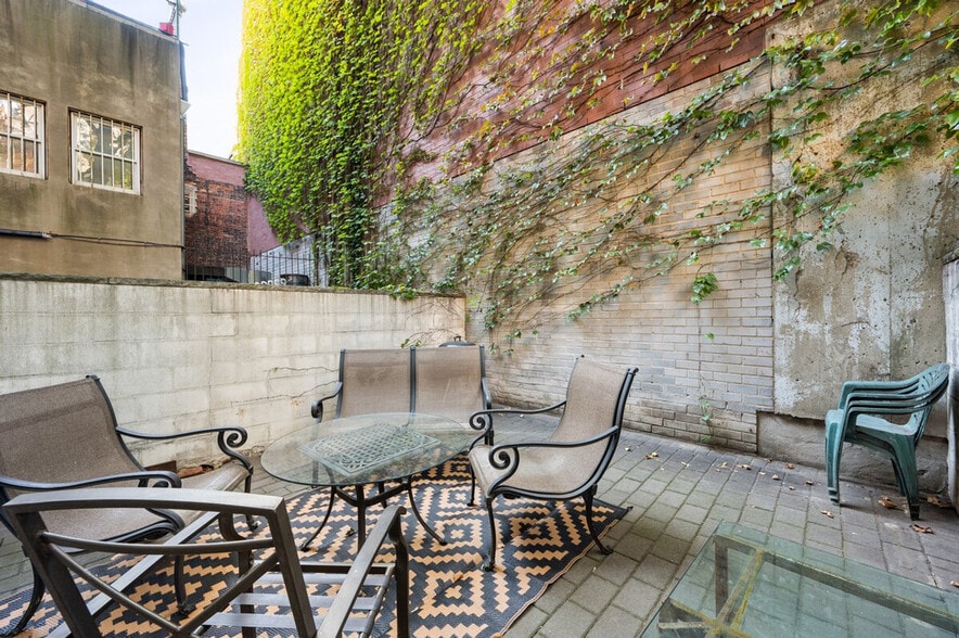 Building Photo - 252 E 33rd St