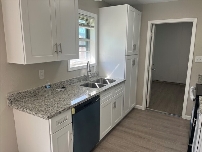 Building Photo - 402 Thompson Dr