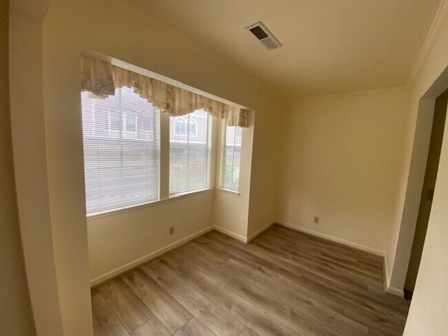 Building Photo - 63 Glen Lake Dr