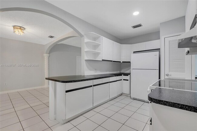 Building Photo - 2327 SW 22nd Terrace