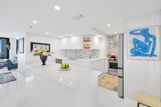 Building Photo - 5600 N Flagler Dr