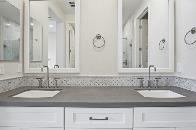Building Photo - Gorgeous 2 Bed, 2.5 Bath Townhome in Exclusive Reflection Community!