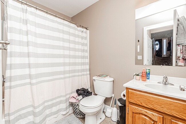 Building Photo - Spacious Single Family Home