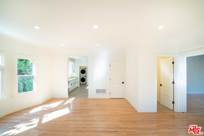 Building Photo - 802 E Kensington Rd