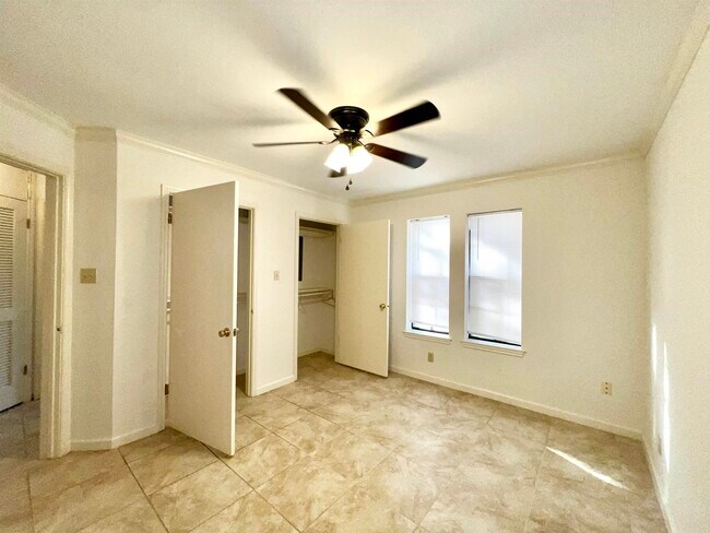 Building Photo - 601 St James Dr