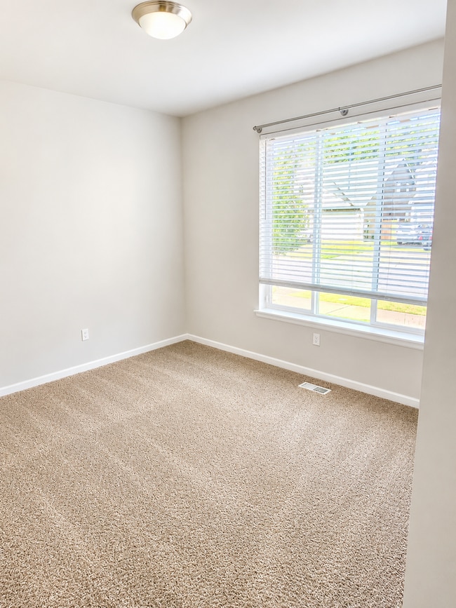 Building Photo - Beautiful 4 Bed + Bonus Room Home Near JBLM Pet Friendly