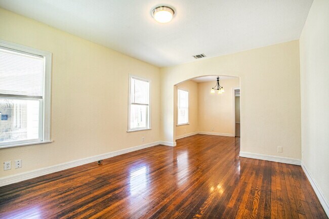 Building Photo - 3br / 2ba house in Woodlawn terrace, close...