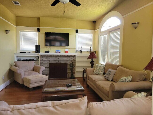 Building Photo - Historic home 2/1 for rent! Fully furnished