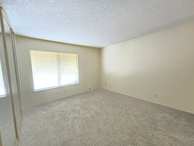 Building Photo - 423 Tepatitlan Ct