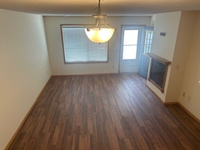 Building Photo - 2 Bed | 1.5 Bath Townhome with Attached Garage- Apple Valley -Available NOW