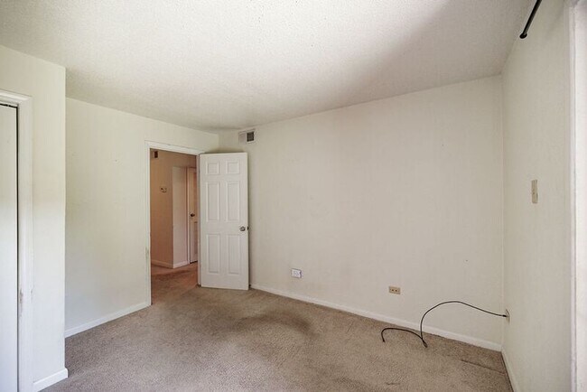 Building Photo - 250 Little St
