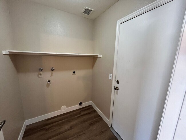 Building Photo - *NEW* Paint *NEW* Flooring *NO* HOA Glenda...