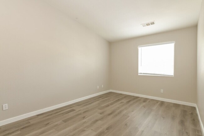 Building Photo - 5454 Dungaree St