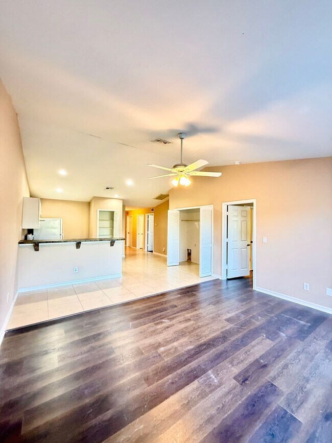 Building Photo - Central located 3 bed 2 bath duplex- 1 car garage