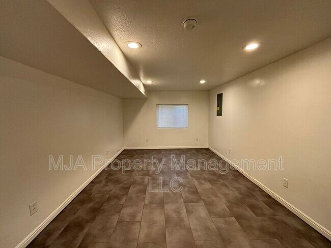 Building Photo - 7325 S Wood Grn Rd