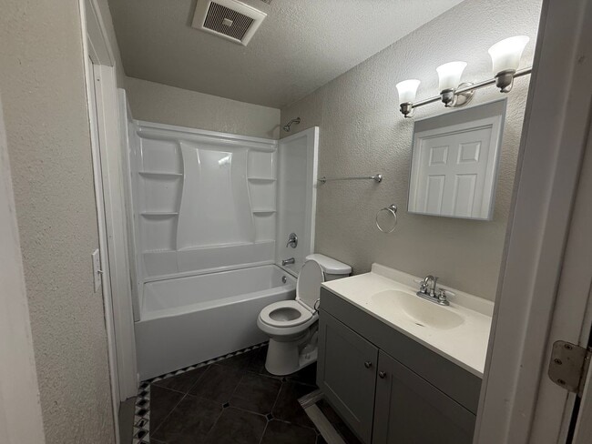 Building Photo - BRAND NEW 5 bed House in Tacoma School District!