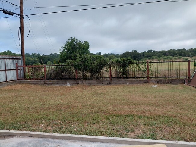 Building Photo - 3/2/2 Newly remodeled home with new appliance, flooring and much more!