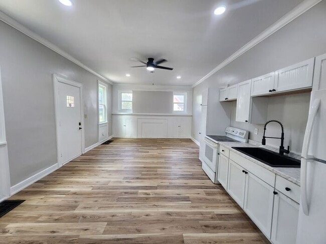 Primary Photo - Move Into Comfort! Newly Remodeled 4-Bedro...