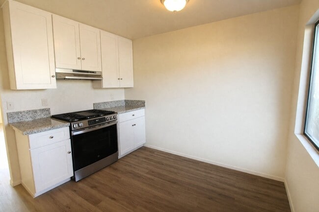 Building Photo - Recently Renovated, Single-Level 2-Bedroom Apartment with Small Fenced Yard.