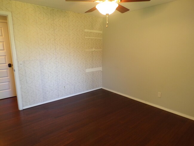 Building Photo - 11865 SW Ebberts Ct