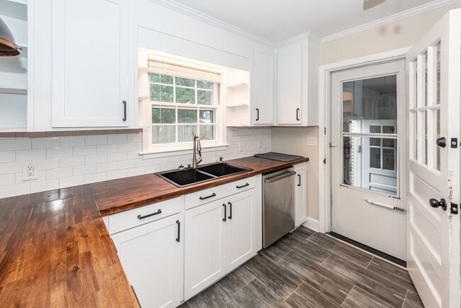 Building Photo - 6 Bedroom, 2.5 Bath House in Drayton on th...