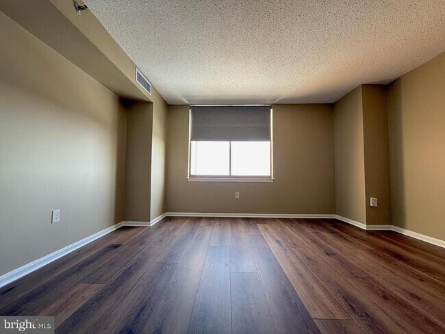 Building Photo - 10101 Grosvenor Pl