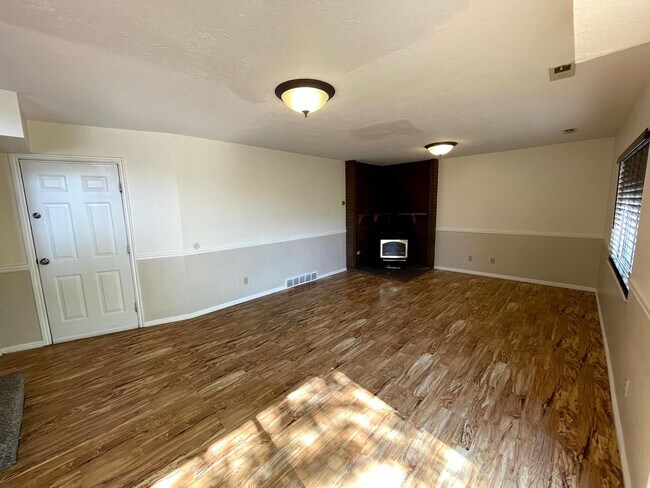 Building Photo - Great 4 Bed/3 Bath home in Layton