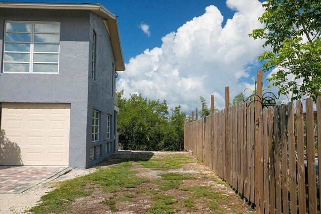Building Photo - 9 Blue Water Dr