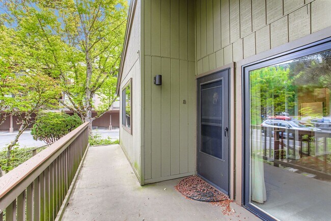 Building Photo - Nicely updated 1 bed 1 bath condo for rent in Sylvan Heights