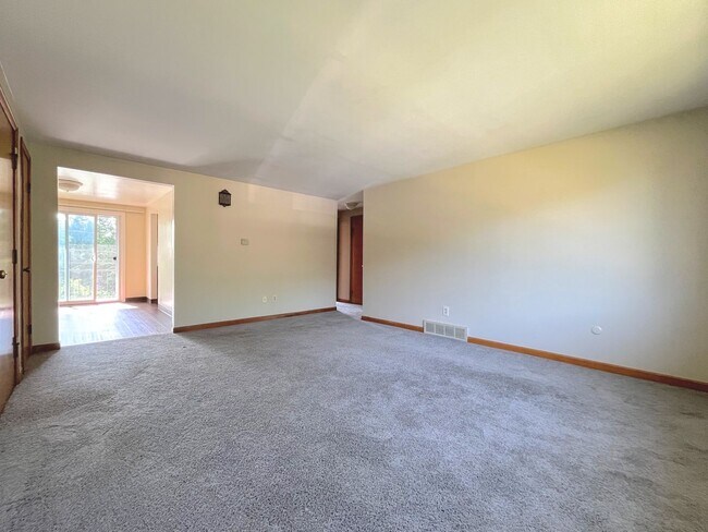 Building Photo - 44 Oakridge Dr