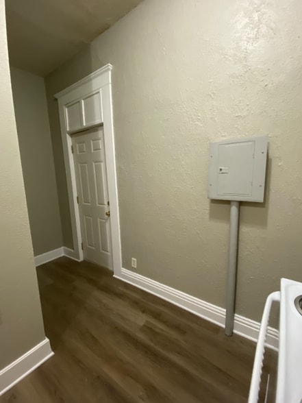 Building Photo - 901 W 6th St