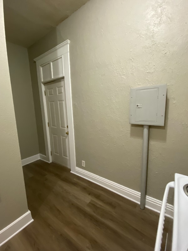 Building Photo - 901 W 6th St