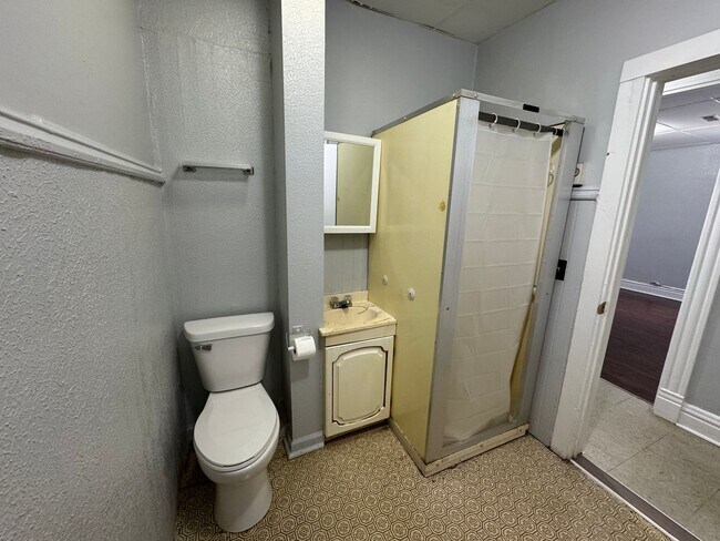 Building Photo - 1 Br small living room and small kitchen