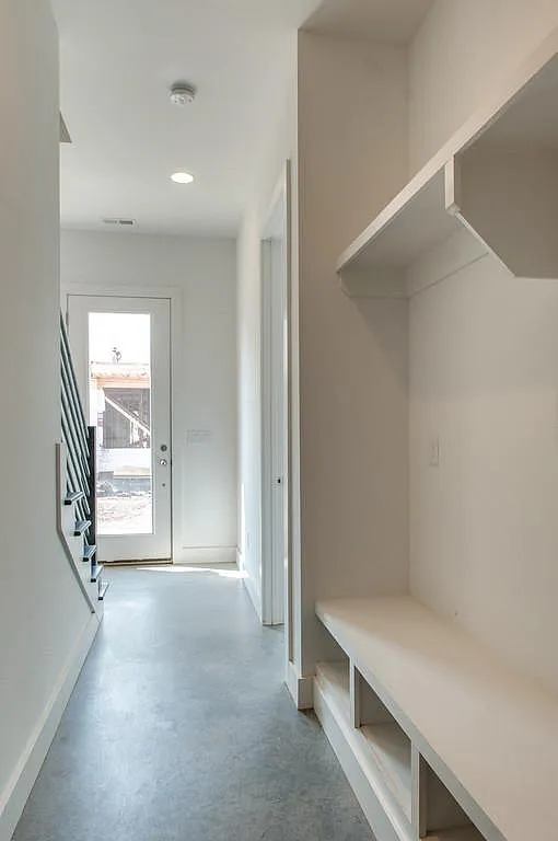 Building Photo - Spacious Townhome w/garage