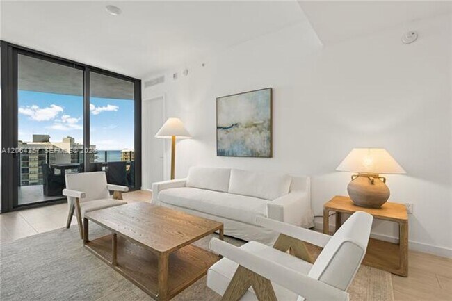 Building Photo - 2831 S Bayshore Dr