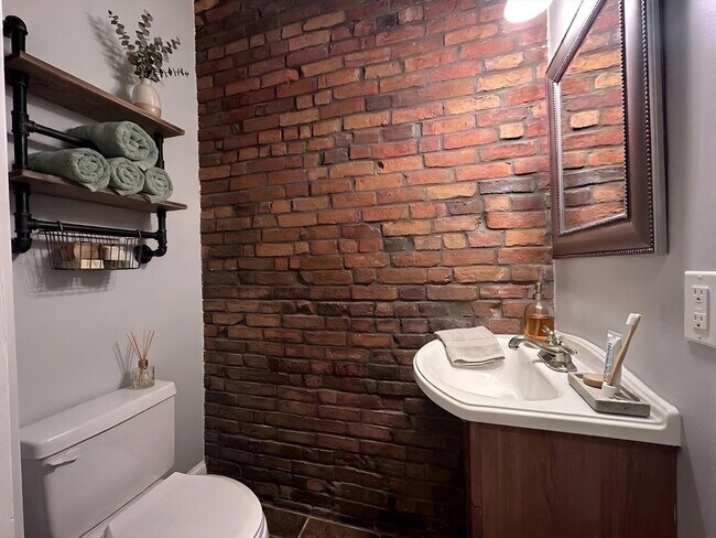 Building Photo - 410 E 3rd St