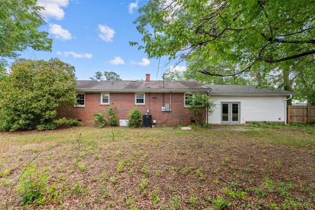 Building Photo - 607 Pinetree Dr