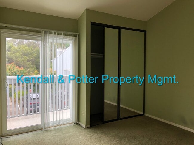 Building Photo - Spacious 3 bed/2.5 bath End Unit Townhome ...