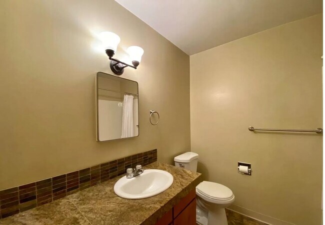 Building Photo - Charming and attractive 2 bed/1 bath in Irvington Neighborhood!