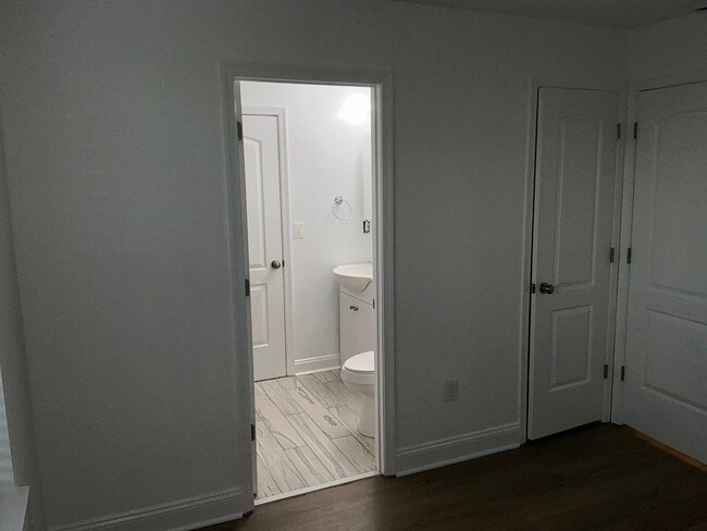 Building Photo - Beautiful 3BR 2BA condo located in the Decoverly neighborhood of Rockville