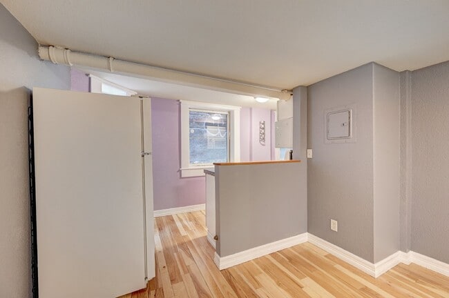 Building Photo - $1,050 - 1 bed, 1 bath charming Condo in the Heart of Denver!