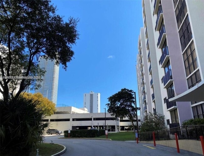 Building Photo - 16909 N Bay Rd